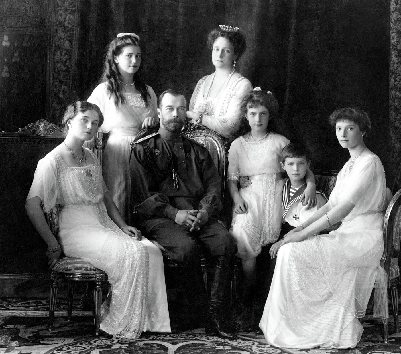 Николай II и Александра Фёдоровна с пятью детьми, 1913 год.